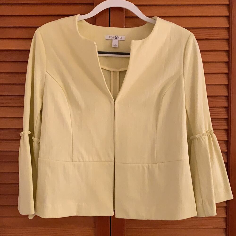 Yellow jacket - Picture 1 of 8